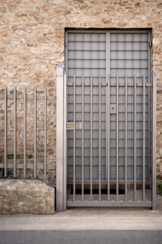 porta in ferro battuto con grata di sicurezza dal design classico con recinzione in ferro anti intrusione